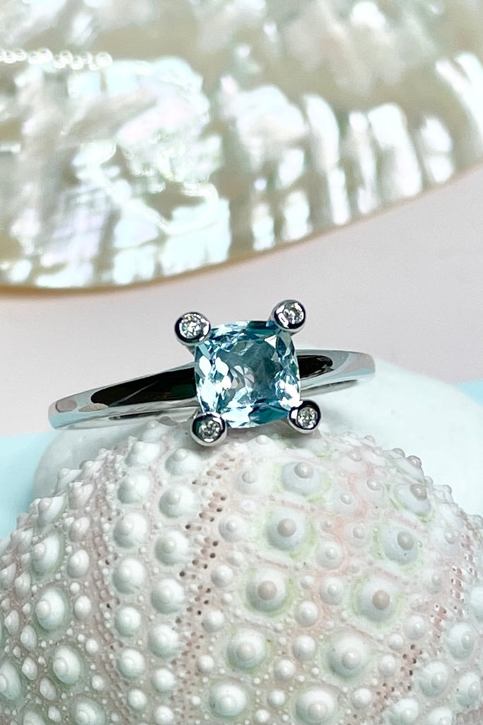 Aquamarine gemstone set ring, in 925 silver 