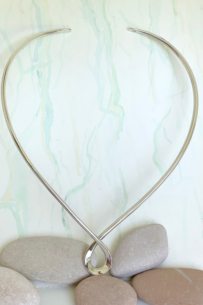 Very cool and chic, this 925 silver V shaped choker necklace rocks the modern retro 80,s cool. It has a twist in the front, it will fit very comfortably around your neck