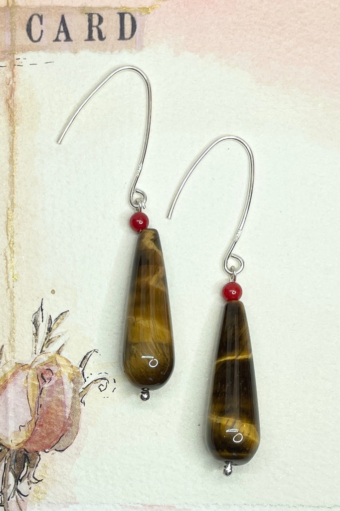 These teardrop earrings feature a golden to red-brown colour and a silky lustre, making them glisten in the sun.   