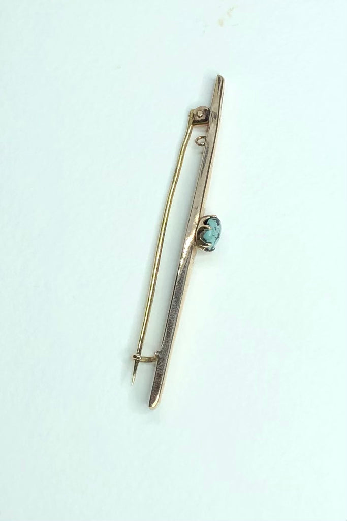 at 6cm across it can be worn as a tie pin or a bar brooch. In 9ct gold 