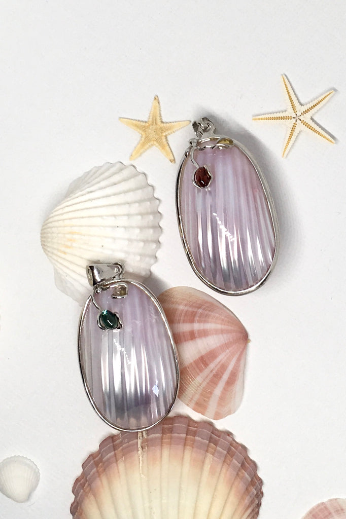  sweet gentle shell pendant, highly polished to enhance the grain of the sea shell