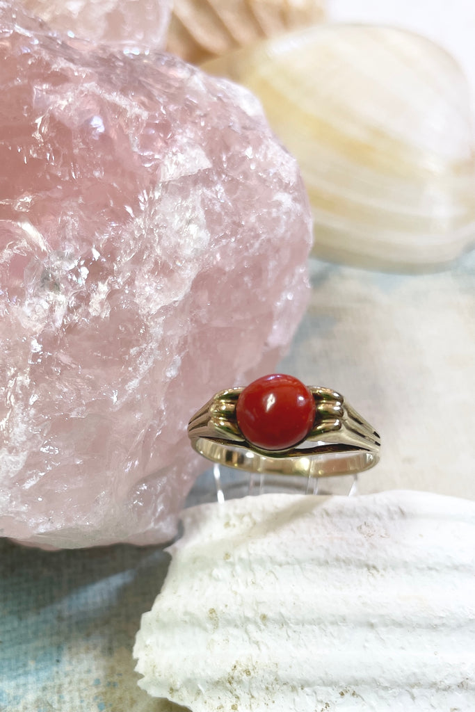 Vintage red coral ring, this pretty ring has a raised gold setting 