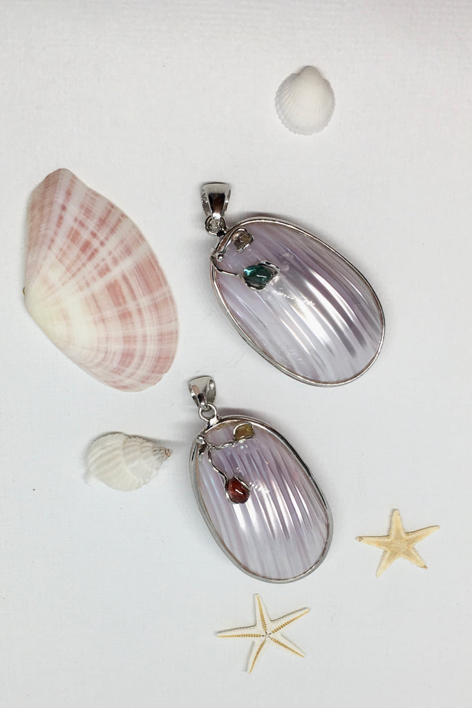  sweet gentle shell pendant, highly polished to enhance the grain of the sea shell