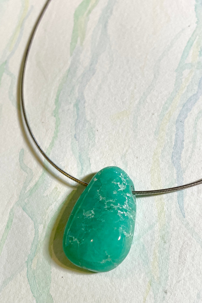 Pendant Pebble Pop Pink is a pretty dot of summer colour in a natural semi precious stone. 