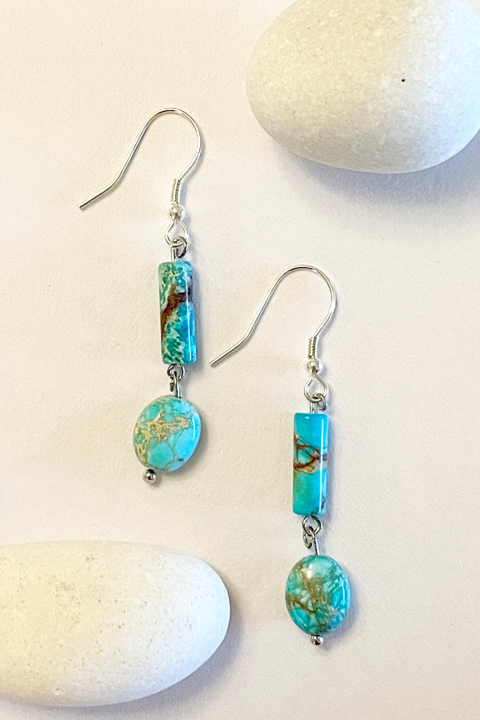 earrings Cay Clear Blue are made with a clear blue glass bead and a blue coloured shell slice 
