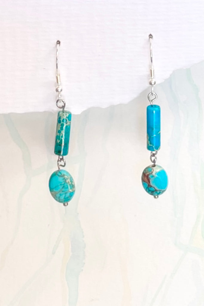 earrings Cay Clear Blue are made with a clear blue glass bead and a blue coloured shell slice 