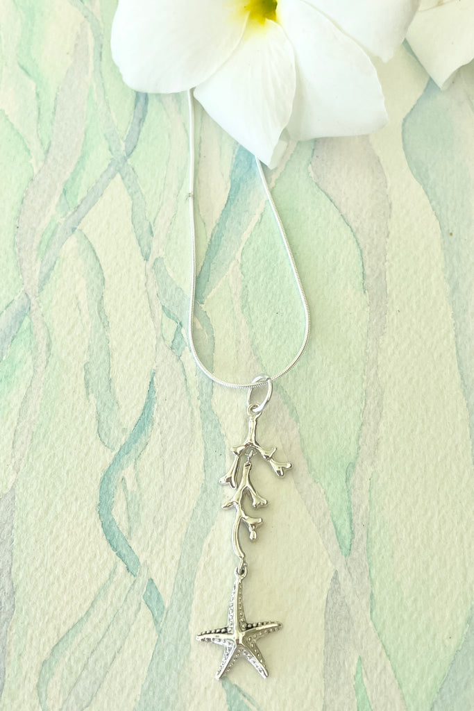 Dainty and feminine 925 silver pendant featuring coral and a pretty starfish dangling, the perfect gift for ocean lovers.