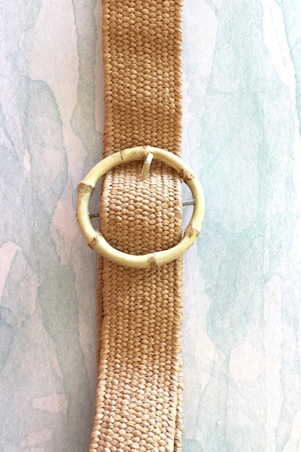 A beautiful cream stretch rattan belt that's ultra classy with an "on trend" natural bamboo buckle.