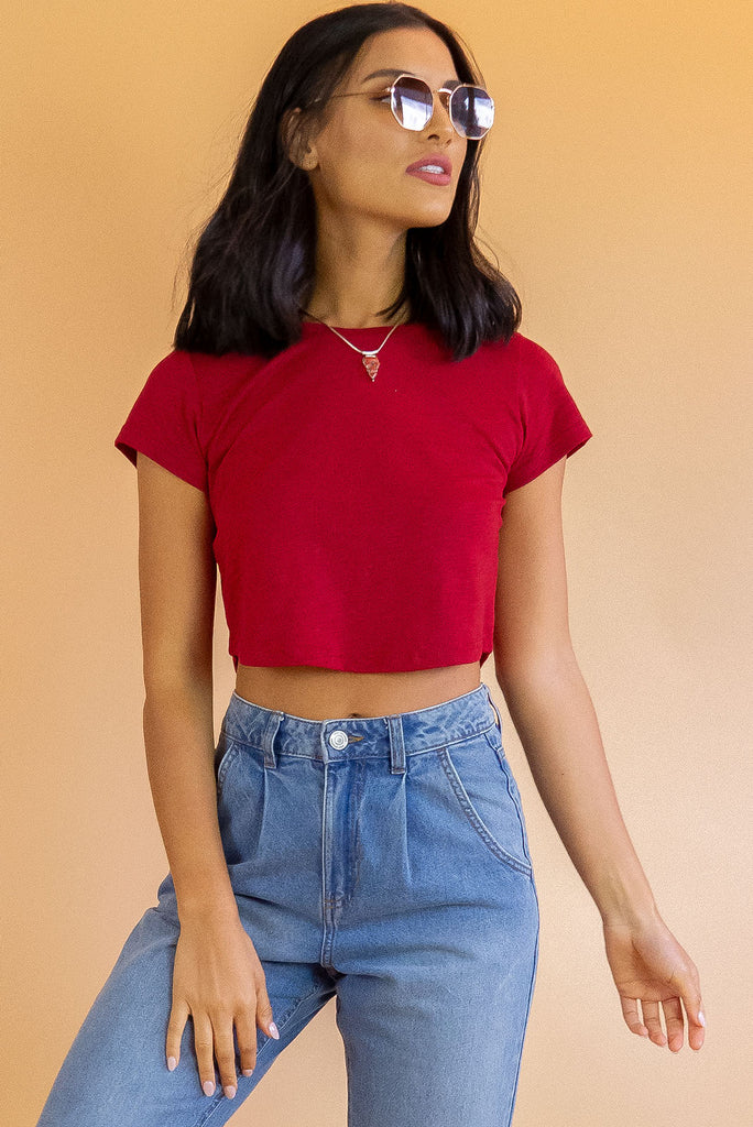 We love rich hues for winter, and the Solo Cropped Top Red Berries is the ultimate wardrobe essential for layering this season! Pair it with jeans and a jacket for a casual weekend style, or team it with a printed maxi skirt for a vintage look! Knit cotton, Lightweight, Cap sleeves. 