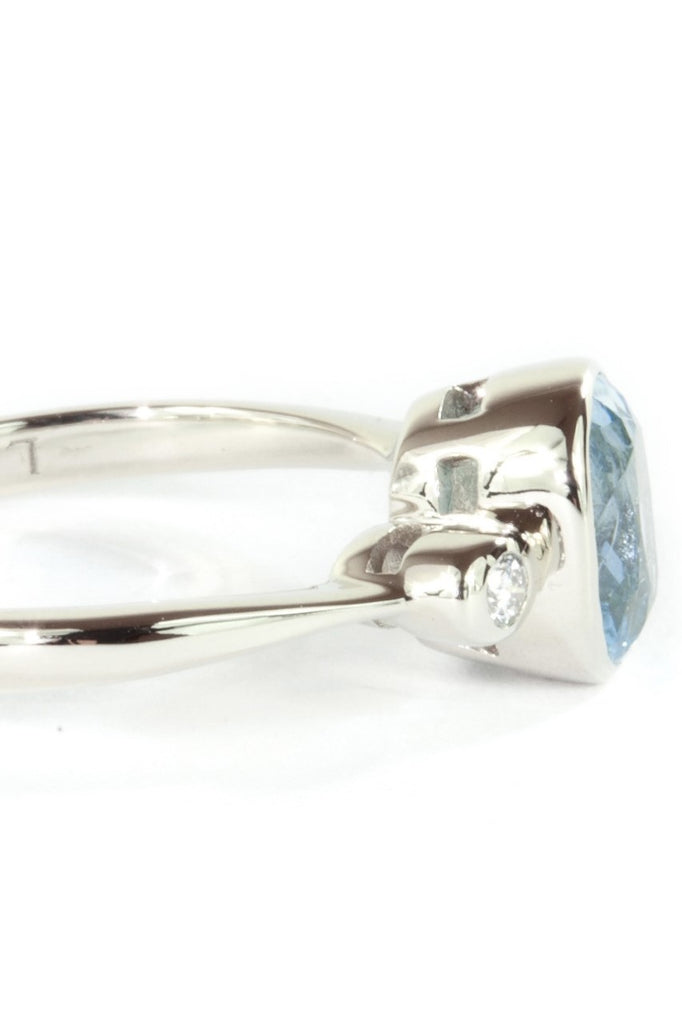  This classically styled ring holds a magnificent 8x6mm 1ct+ completely natural and unheated Mozambique Aquamarine with a sparkling 0.03ct F-G VS diamond on either side.