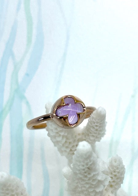 Pretty ring featuring an amethyst gemstone set into a daisy flower shape setting. Gold vermeil setting