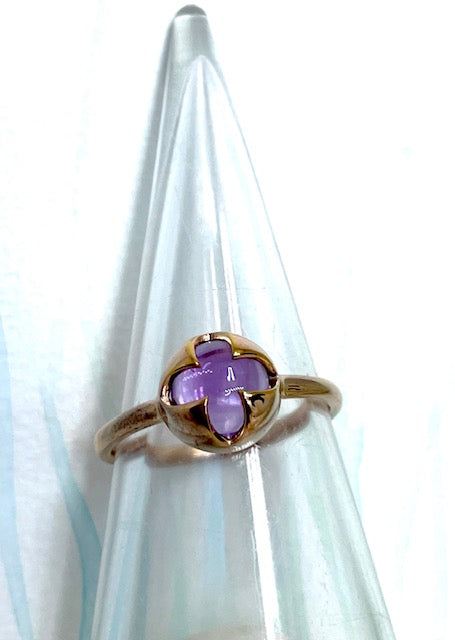 Pretty ring featuring an amethyst gemstone set into a daisy flower shape setting. Gold vermeil setting