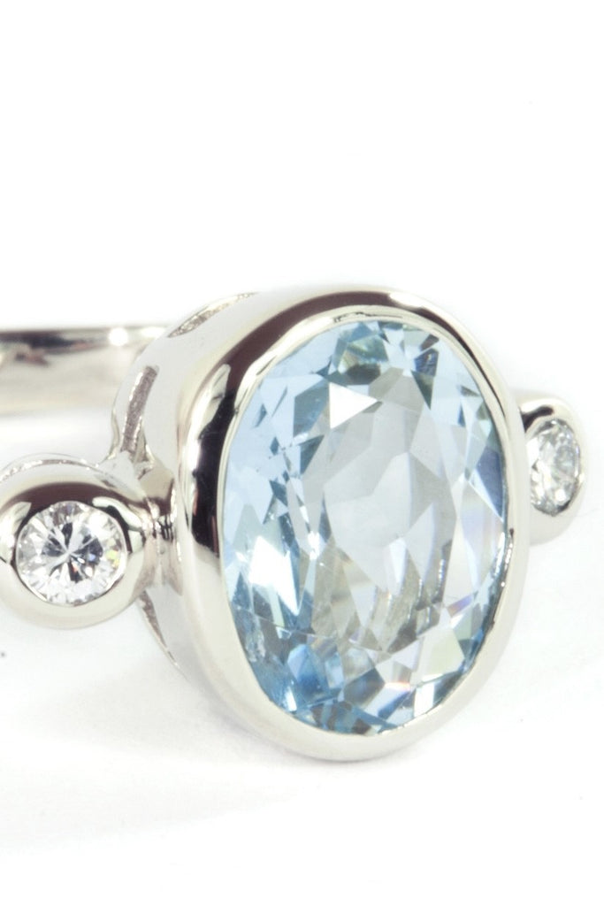  This classically styled ring holds a magnificent 9x7mm 1.5ct+ completely natural and unheated Mozambique Aquamarine with a sparkling 0.03ct F-G VS diamond on either side.