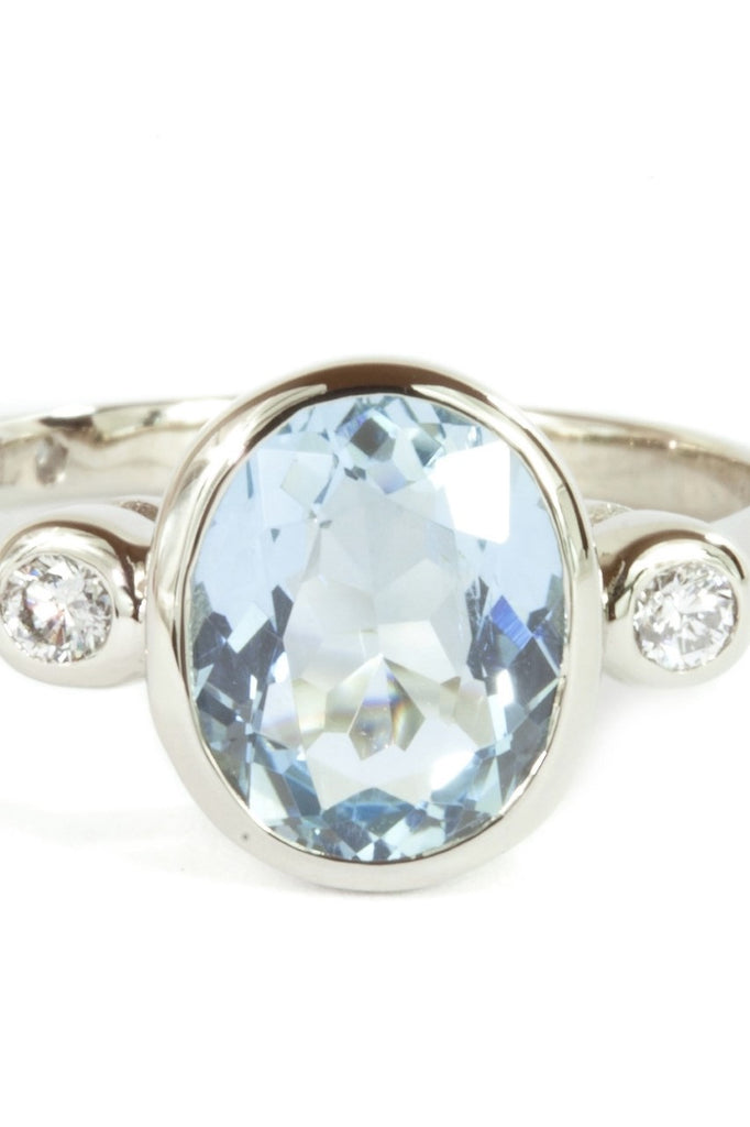  This classically styled ring holds a magnificent 9x7mm 1.5ct+ completely natural and unheated Mozambique Aquamarine with a sparkling 0.03ct F-G VS diamond on either side.